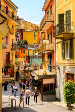 Manarola, İtalya - 5 Mayıs 2016: Ana cadde ve Manarola (Manaea), La Spezia, Liguria, İtalya mimarisi. Unesco Dünya Mirası Listesi'ndeki Cinque Terre topraklarından biri.
