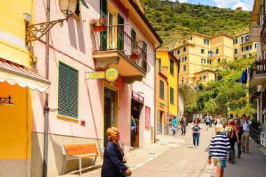 Manarola, İtalya - 5 Mayıs 2016: Ana cadde ve Manarola (Manaea), La Spezia, Liguria, İtalya mimarisi. Unesco Dünya Mirası Listesi'ndeki Cinque Terre topraklarından biri.