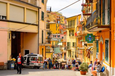 Manarola, İtalya - 5 Mayıs 2016: Ana cadde ve Manarola (Manaea), La Spezia, Liguria, İtalya mimarisi. Unesco Dünya Mirası Listesi'ndeki Cinque Terre topraklarından biri.