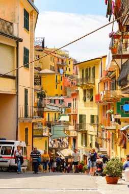 Manarola, İtalya - 5 Mayıs 2016: Ana cadde ve Manarola (Manaea), La Spezia, Liguria, İtalya mimarisi. Unesco Dünya Mirası Listesi'ndeki Cinque Terre topraklarından biri.