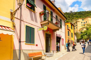 Manarola, İtalya - 5 Mayıs 2016: Ana cadde ve Manarola (Manaea), La Spezia, Liguria, İtalya mimarisi. Unesco Dünya Mirası Listesi'ndeki Cinque Terre topraklarından biri.