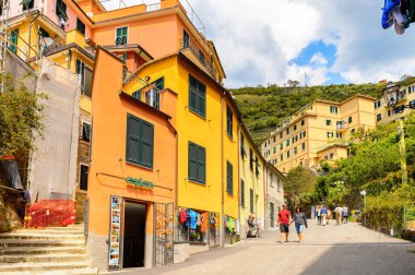 Manarola, İtalya - 5 Mayıs 2016: Ana cadde ve Manarola (Manaea), La Spezia, Liguria, İtalya mimarisi. Unesco Dünya Mirası Listesi'ndeki Cinque Terre topraklarından biri.