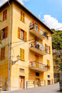 Manarola, İtalya - 5 Mayıs 2016: Manarola 'nın renkli mimarisi (Manaea), La Spezia, Liguria, İtalya. Unesco Dünya Mirası Listesi'ndeki Cinque Terre topraklarından biri.