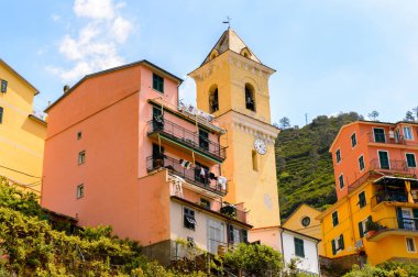 Manarola, İtalya - 5 Mayıs 2016: Manarola 'nın renkli mimarisi (Manaea), La Spezia, Liguria, İtalya. Unesco Dünya Mirası Listesi'ndeki Cinque Terre topraklarından biri.