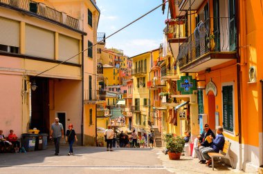 Manarola, İtalya - 5 Mayıs 2016: Manarola 'nın renkli mimarisi (Manaea), La Spezia, Liguria, İtalya. Unesco Dünya Mirası Listesi'ndeki Cinque Terre topraklarından biri.