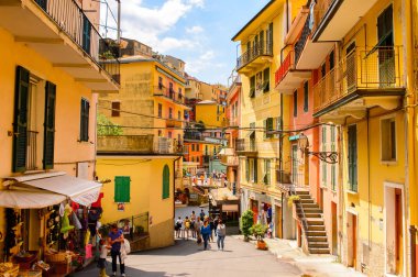 Manarola, İtalya - 5 Mayıs 2016: Manarola 'nın renkli mimarisi (Manaea), La Spezia, Liguria, İtalya. Unesco Dünya Mirası Listesi'ndeki Cinque Terre topraklarından biri.