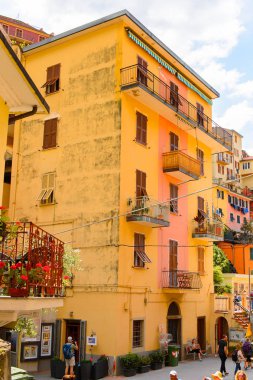Manarola, İtalya - 5 Mayıs 2016: Manarola 'nın renkli mimarisi (Manaea), La Spezia, Liguria, İtalya. Unesco Dünya Mirası Listesi'ndeki Cinque Terre topraklarından biri.