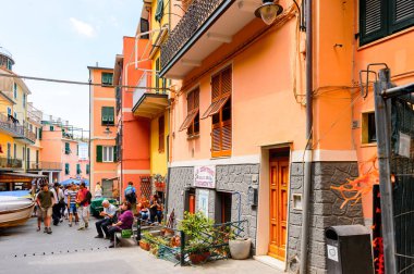 Manarola, İtalya - 5 Mayıs 2016: Manarola 'nın renkli mimarisi (Manaea), La Spezia, Liguria, İtalya. Unesco Dünya Mirası Listesi'ndeki Cinque Terre topraklarından biri.