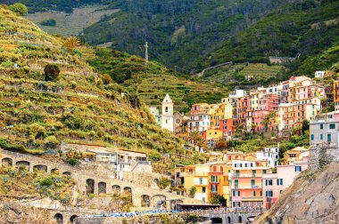 Manarola, İtalya - 5 Mayıs 2016: Manarola Mimarisi (Manaea), La Spezia, Liguria, İtalya. Unesco Dünya Mirası Listesi'ndeki Cinque Terre topraklarından biri.