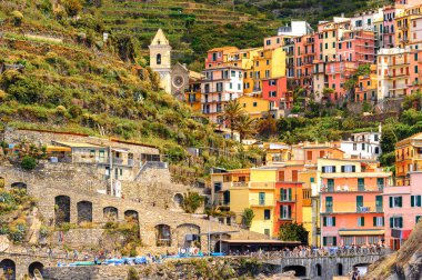 Manarola, İtalya - 5 Mayıs 2016: Manarola Mimarisi (Manaea), La Spezia, Liguria, İtalya. Unesco Dünya Mirası Listesi'ndeki Cinque Terre topraklarından biri.