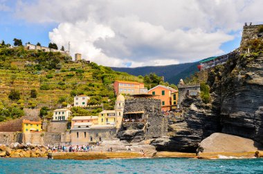 Vernazza, İtalya - 5 Mayıs 2016: Vernazza (Vulnetia), İtalya'nın Liguria eyaletinin La Spezia eyaletinde yer alan küçük bir kasaba. Cinque Terre, Unesco Dünya Mirası Listesi'ndeki topraklardan biri.