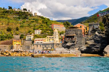 Vernazza, İtalya - 5 Mayıs 2016: Vernazza (Vulnetia), İtalya'nın Liguria eyaletinin La Spezia eyaletinde yer alan küçük bir kasaba. Cinque Terre, Unesco Dünya Mirası Listesi'ndeki topraklardan biri.