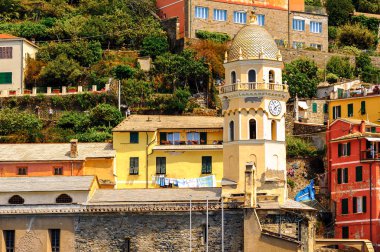 Vernazza, İtalya - 5 Mayıs 2016: Vernazza Mimarisi (Vulnetia), La Spezia eyaletinde küçük bir kasaba, Liguria, İtalya. Cinque Terre, Unesco Dünya Mirası Listesi'ndeki topraklardan biri.
