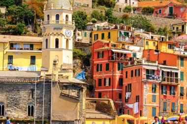 Vernazza, İtalya - 5 Mayıs 2016: Vernazza Mimarisi (Vulnetia), La Spezia eyaletinde küçük bir kasaba, Liguria, İtalya. Unesco Dünya Mirası Listesi'ndeki Cinque Terre topraklarından biri.