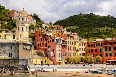 Vernazza, İtalya - 5 Mayıs 2016: La Spezia, Liguria, İtalya'da küçük bir kasaba olan Vernazza'nın (Vulnetia) güzel manzarası. Cinque Terre, Unesco Dünya Mirası Listesi'ndeki topraklardan biri.