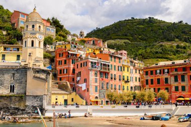 Vernazza, İtalya - 5 Mayıs 2016: La Spezia, Liguria, İtalya'da küçük bir kasaba olan Vernazza'nın (Vulnetia) güzel manzarası. Cinque Terre, Unesco Dünya Mirası Listesi'ndeki topraklardan biri.