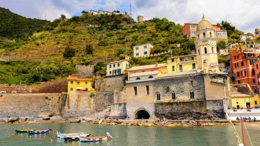 Vernazza, İtalya - 5 Mayıs 2016: La Spezia, Liguria, İtalya'da küçük bir kasaba olan Vernazza'nın (Vulnetia) güzel manzarası. Cinque Terre, Unesco Dünya Mirası Listesi'ndeki topraklardan biri.