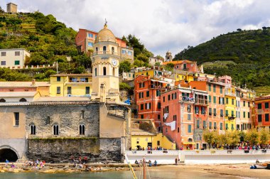 Vernazza, İtalya - 5 Mayıs 2016: La Spezia, Liguria, İtalya'da küçük bir kasaba olan Vernazza'nın (Vulnetia) güzel manzarası. Cinque Terre, Unesco Dünya Mirası Listesi'ndeki topraklardan biri.
