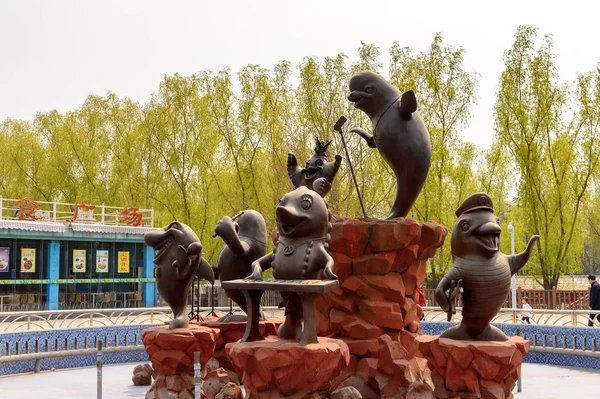 2016年4月5日 在北京动物园的一部分北京水族馆附近跳舞的鱼 它于1999年向公众开放 它是中国最大的水族馆 — 图库照片