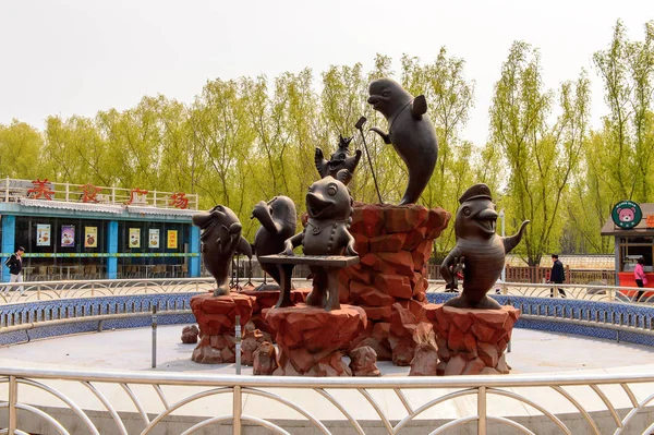 2016年4月5日 在北京动物园的一部分北京水族馆附近跳舞的鱼 它于1999年向公众开放 它是中国最大的水族馆 — 图库照片