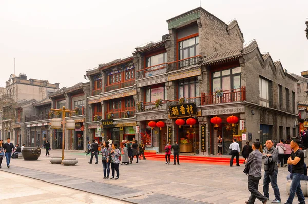 Pekin, Çin - Nis 6, 2016: Qianmen sokak, Pekin ünlü ticari sokak, Çin. 840 m uzunluğunda ve 21 m olup, 570 yaşın üzerindedir..