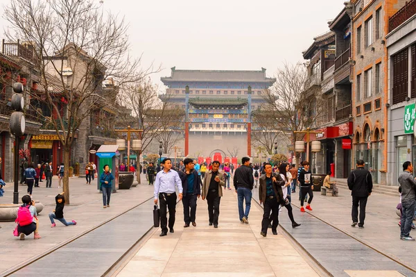 Pekin, Çin - Nis 6, 2016: Qianmen sokak, Pekin ünlü ticari sokak, Çin. 840 m uzunluğunda ve 21 m olup, 570 yaşın üzerindedir..