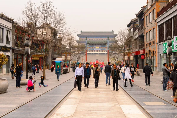 Pekin, Çin - Nis 6, 2016: Qianmen sokak, Pekin ünlü ticari sokak, Çin. 840 m uzunluğunda ve 21 m olup, 570 yaşın üzerindedir..