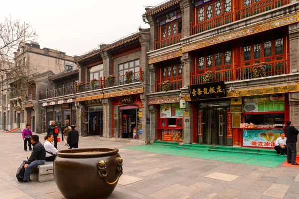 Pekin, Çin - Nis 6, 2016: Qianmen sokak, Pekin ünlü ticari sokak, Çin. 840 m uzunluğunda ve 21 m olup, 570 yaşın üzerindedir..