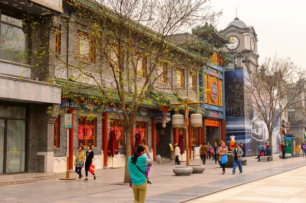 Pekin, Çin - Nis 6, 2016: Qianmen sokak, Pekin ünlü ticari sokak, Çin. 840 m uzunluğunda ve 21 m olup, 570 yaşın üzerindedir..