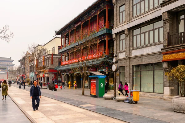 Pekin, Çin - Nis 6, 2016: Qianmen sokak, Pekin ünlü ticari sokak, Çin. 840 m uzunluğunda ve 21 m olup, 570 yaşın üzerindedir..