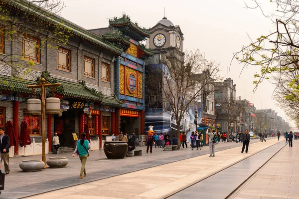 Pekin, Çin - Nis 6, 2016: Qianmen sokak, Pekin ünlü ticari sokak, Çin. 840 m uzunluğunda ve 21 m olup, 570 yaşın üzerindedir..