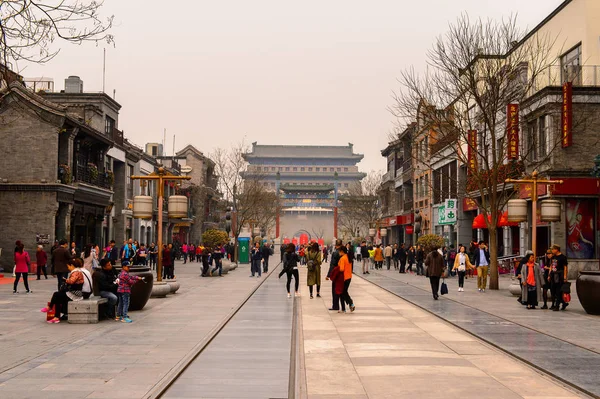 Pekin, Çin - Nis 6, 2016: Qianmen sokak, Pekin ünlü ticari sokak, Çin. 840 m uzunluğunda ve 21 m olup, 570 yaşın üzerindedir..