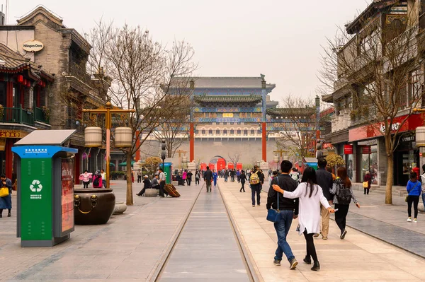 Beijing China Apr 2016 Qianmen Street Berühmte Geschäftsstraße Beijing China — Stockfoto