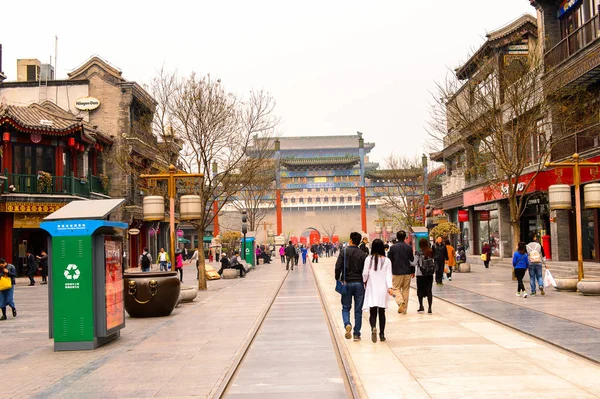 Pekin, Çin - Nis 6, 2016: Qianmen sokak, Pekin ünlü ticari sokak, Çin. 840 m uzunluğunda ve 21 m olup, 570 yaşın üzerindedir..
