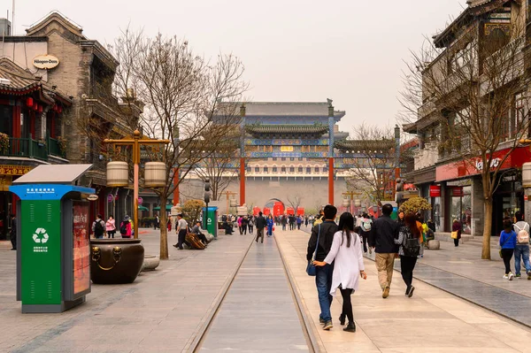 Pekin, Çin - Nis 6, 2016: Qianmen sokak, Pekin ünlü ticari sokak, Çin. 840 m uzunluğunda ve 21 m olup, 570 yaşın üzerindedir..