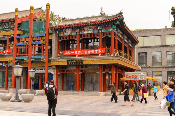 Pekin, Çin - Nis 6, 2016: Qianmen sokak, Pekin ünlü ticari sokak, Çin. 840 m uzunluğunda ve 21 m olup, 570 yaşın üzerindedir..