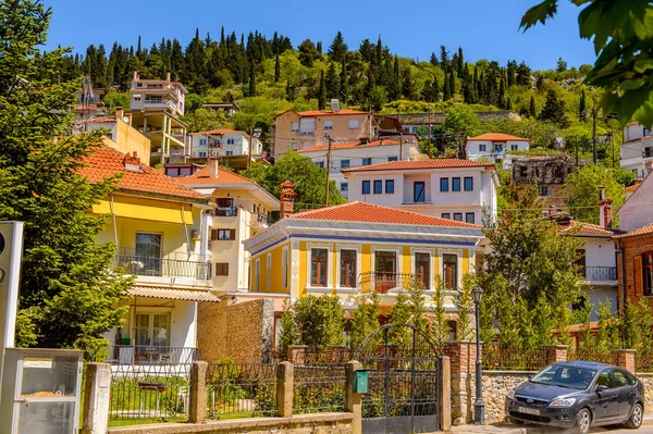 Kastoria, Yunanistan - 21 Nisan 2016: Kastoria Mimarisi, Batı Makedonya, Yunanistan. Şehir birçok Bizans kilisesi, Osmanlı dönemi mimarisi ile ünlüdür.