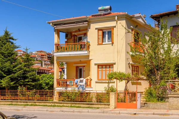 Kastoria, Yunanistan - 21 Nisan 2016: Kastoria Mimarisi, Batı Makedonya, Yunanistan. Şehir birçok Bizans kilisesi, Osmanlı dönemi mimarisi ile ünlüdür.