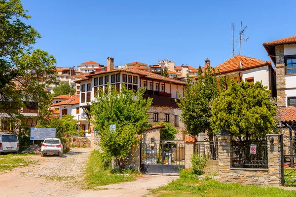 Kastoria, Yunanistan - 21 Nisan 2016: Kastoria Mimarisi, Batı Makedonya, Yunanistan. Şehir birçok Bizans kilisesi, Osmanlı dönemi mimarisi ile ünlüdür.