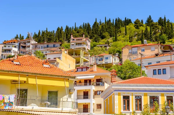 Kastoria, Yunanistan - 21 Nisan 2016: Kastoria Mimarisi, Batı Makedonya, Yunanistan. Şehir birçok Bizans kilisesi, Osmanlı dönemi mimarisi ile ünlüdür.