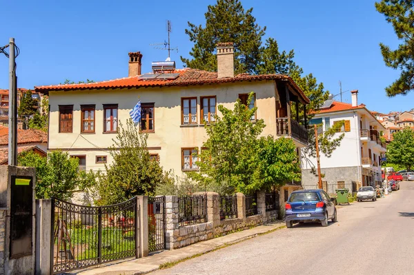 Kastoria, Yunanistan - 21 Nisan 2016: Kastoria Mimarisi, Batı Makedonya, Yunanistan. Şehir birçok Bizans kilisesi, Osmanlı dönemi mimarisi ile ünlüdür.