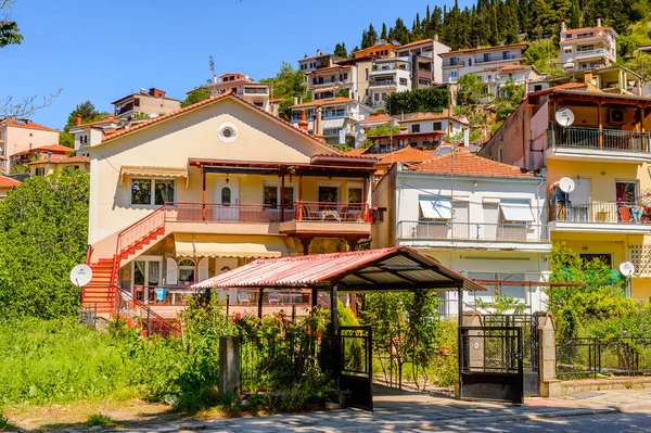 Kastoria, Yunanistan - 21 Nisan 2016: Kastoria Mimarisi, Batı Makedonya, Yunanistan. Şehir birçok Bizans kilisesi, Osmanlı dönemi mimarisi ile ünlüdür.