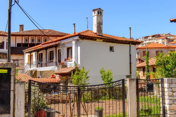 Kastoria, Yunanistan - 21 Nisan 2016: Kastoria Mimarisi, Batı Makedonya, Yunanistan. Şehir birçok Bizans kilisesi, Osmanlı dönemi mimarisi ile ünlüdür.