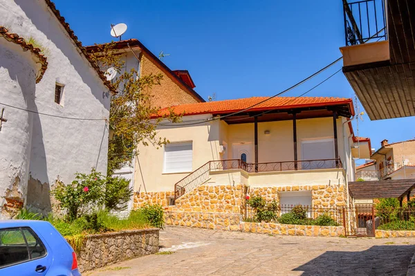 Kastoria, Yunanistan - 21 Nisan 2016: Kastoria Mimarisi, Batı Makedonya, Yunanistan. Şehir birçok Bizans kilisesi, Osmanlı dönemi mimarisi ile ünlüdür.