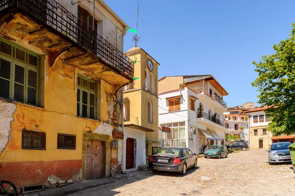 Kastoria, Yunanistan - 21 Nisan 2016: Kastoria Mimarisi, Batı Makedonya, Yunanistan. Şehir birçok Bizans kilisesi, Osmanlı dönemi mimarisi ile ünlüdür.