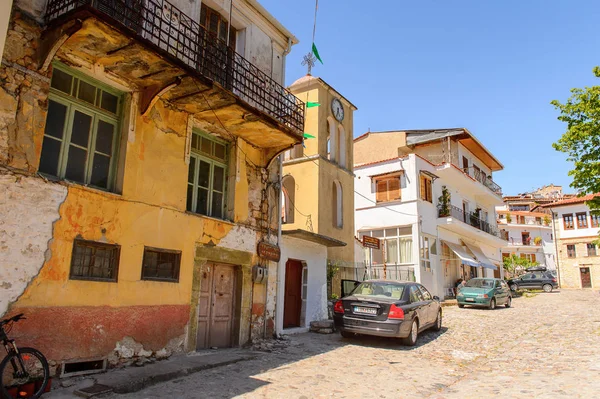 Kastoria, Yunanistan - 21 Nisan 2016: Kastoria Mimarisi, Batı Makedonya, Yunanistan. Şehir birçok Bizans kilisesi, Osmanlı dönemi mimarisi ile ünlüdür.