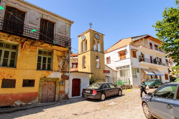 Kastoria, Yunanistan - 21 Nisan 2016: Kastoria'nın merkez meydanı, Batı Makedonya, Yunanistan. Şehir birçok Bizans kilisesi, Osmanlı dönemi mimarisi ile ünlüdür.