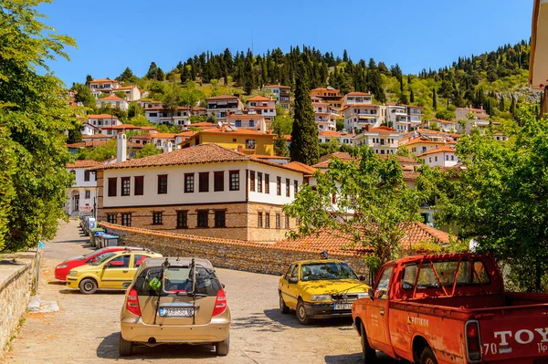 Kastoria, Yunanistan - 21 Nisan 2016: Kastoria'nın merkez meydanı, Batı Makedonya, Yunanistan. Şehir birçok Bizans kilisesi, Osmanlı dönemi mimarisi ile ünlüdür.