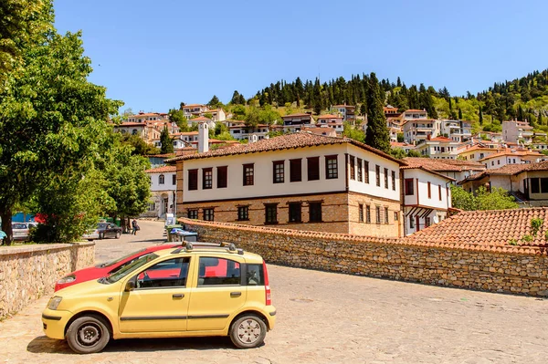 Kastoria, Yunanistan - 21 Nisan 2016: Kastoria'nın merkez meydanı, Batı Makedonya, Yunanistan. Şehir birçok Bizans kilisesi, Osmanlı dönemi mimarisi ile ünlüdür.