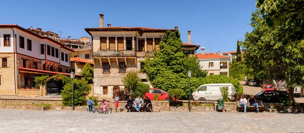 Kastoria, Yunanistan - 21 Nisan 2016: Kastoria'nın merkez meydanı, Batı Makedonya, Yunanistan. Şehir birçok Bizans kilisesi, Osmanlı dönemi mimarisi ile ünlüdür.